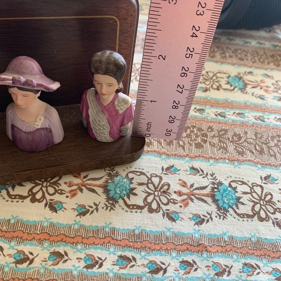 VTG Avon 1983-84 “American Fashion Lady” thimbal collection and rack - Picture 5 of 6